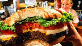 Hamburger, close-up, waitress in background (wide angle)