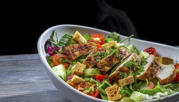Healthy salad made ​​with vegetables and chicken