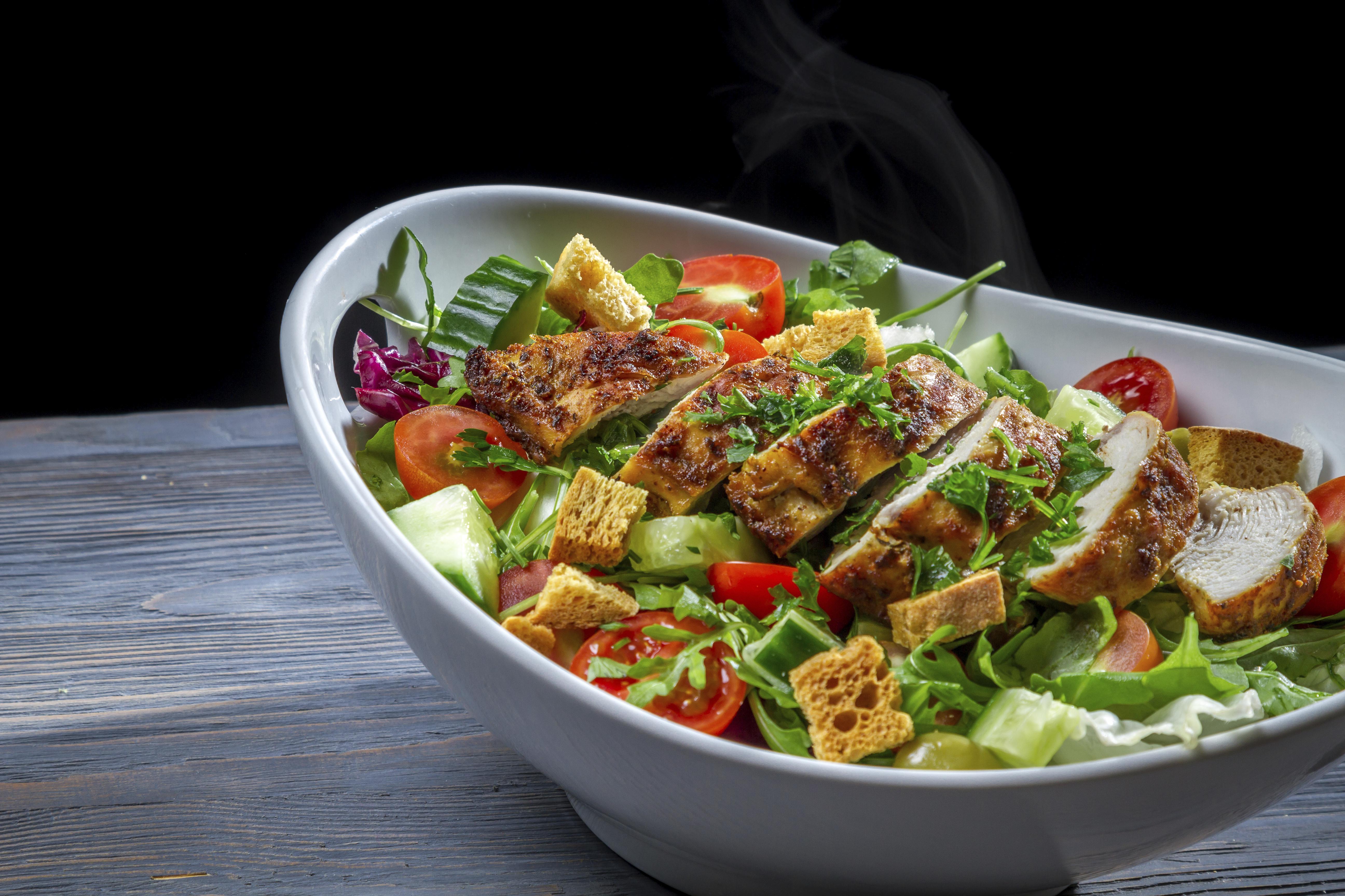 Healthy salad made ​​with vegetables and chicken